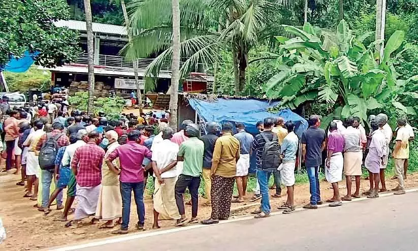 മദ്യശാലകളിൽ തിക്കിത്തിരക്ക്​; കണ്ണടച്ച്​ അധികൃതർ