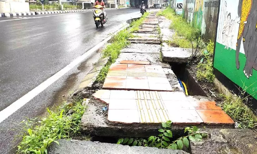 നടപ്പാതയോ ഇത്​ വാരിക്കുഴിയോ