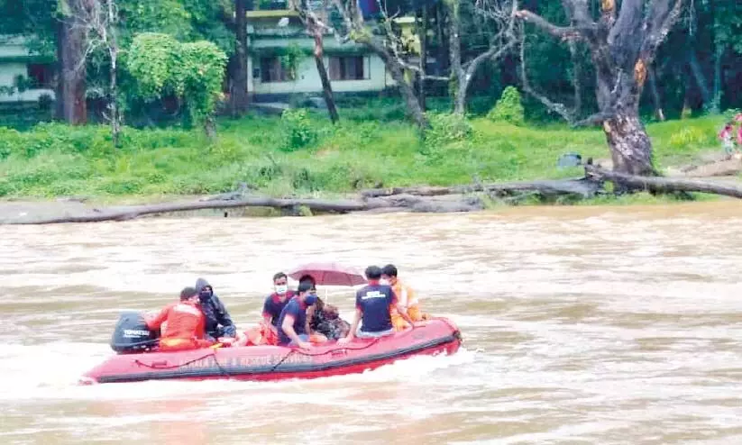 ചാലിയാറിന് അക്കരെനിന്ന് രോഗിയായ യുവതിയെയും പൂര്‍ണ ഗര്‍ഭിണിയെയും രക്ഷിച്ച് അഗ്​​നിരക്ഷ സേന