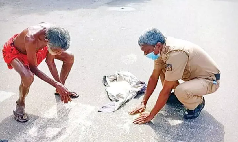 ഓരോ അരിമണിയും നുള്ളിപ്പെറുക്കി പൊലീസുകാരൻ; വൈറലായ നന്മ