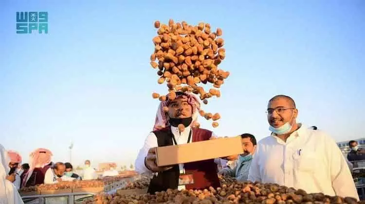 ഉ​നൈ​സ​യി​ൽ ഇൗ​ത്ത​പ്പ​ഴ മേ​ള​ക്ക്​ തു​ട​ക്കം