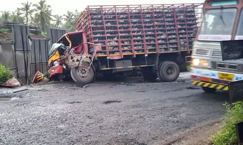 മുഴപ്പിലങ്ങാട് ദേശീയപാതയിൽ ലോറിക്ക് പിറകിൽ കോഴി ലോറി ഇടിച്ച്​ ഗതാഗതക്കുരുക്ക്