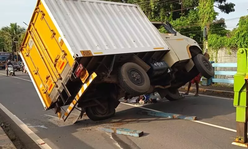 ദേശീയപാതയിൽ മുഴപ്പിലങ്ങാട് മേൽപാലത്തിൽ പാലുമായി പോകുന്ന മിനി ലോറി മറിഞ്ഞു