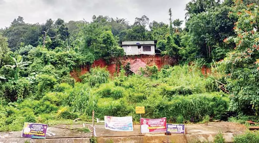 വൈത്തിരി ബസ്​സ്​റ്റാൻഡ്​​ കെട്ടിടം മണ്ണിലാഴ്ന്നിട്ടു മൂന്നുവർഷം