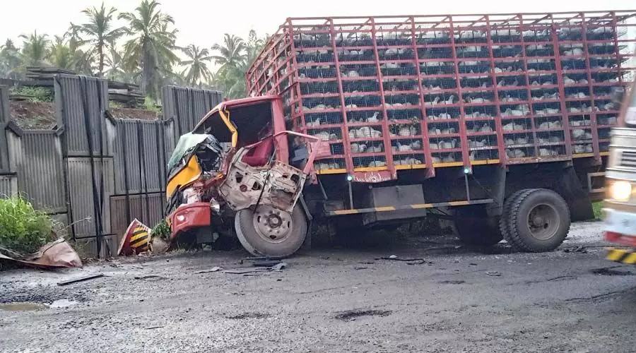 ദേശീയപാതയിൽ വാഹനാപകടം: ഗതാഗതം തടസ്സപ്പെട്ടു