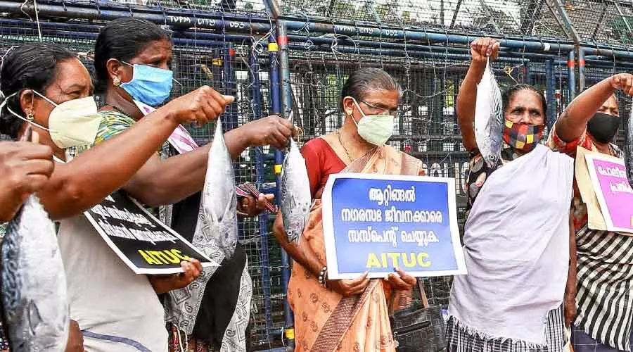 മത്സ്യം പിടിച്ചെടുത്തതിനെചൊല്ലി സംഘർഷം: ഇരുകൂട്ടർക്കുമെതിരെ കേസ്