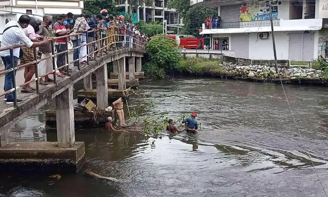 കരിപ്പുഴ തോട്ടിൽ മത്സ്യബന്ധന വള്ളം മറിഞ്ഞു