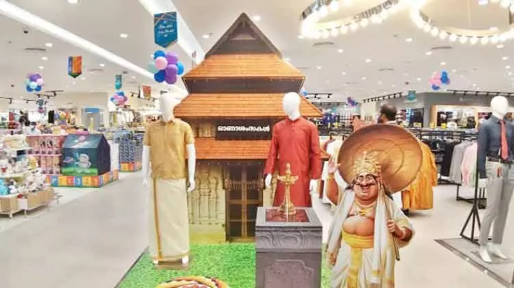 ഗൃ​ഹാ​തു​ര​ത്വ​മു​ണ​ർ​ത്തി ലു​ലു ഒാ​ണ​ച്ച​ന്ത