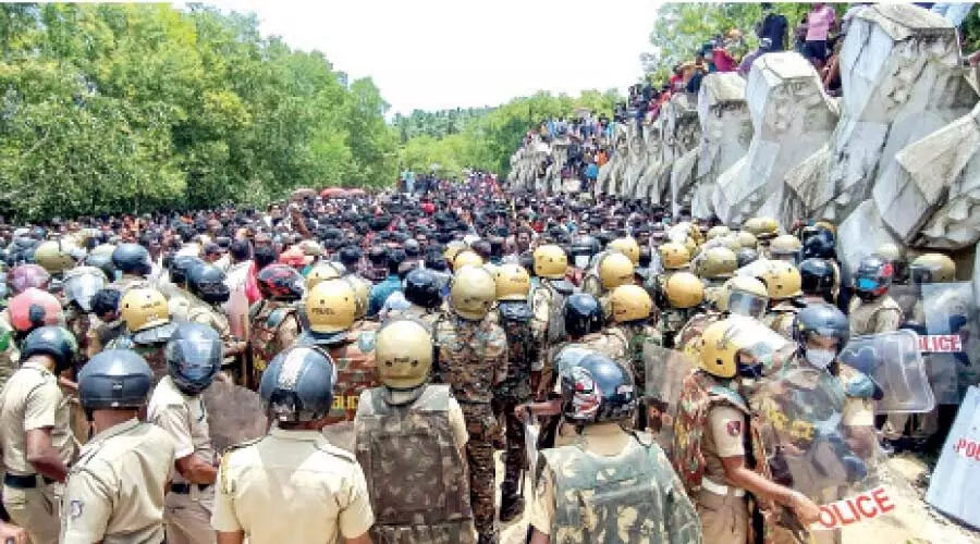 വിഴിഞ്ഞം തുറമുഖ പദ്ധതി പ്രദേശത്ത് സംഘർഷം; വിശ്വാസികൾ പ്രതിഷേധിച്ചു