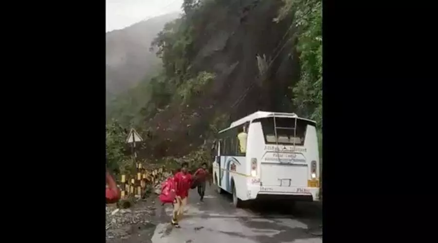 കൺമുന്നിൽ മണ്ണിടിച്ചിൽ; നൈനിറ്റാളിൽ ബസ് യാത്രക്കാർ രക്ഷപ്പെട്ടത് കഷ്ടിച്ച്