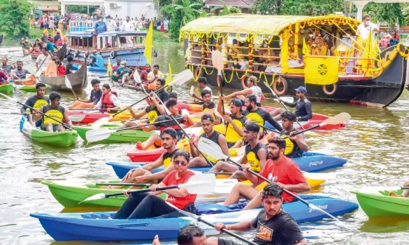 kumarakom kayaking