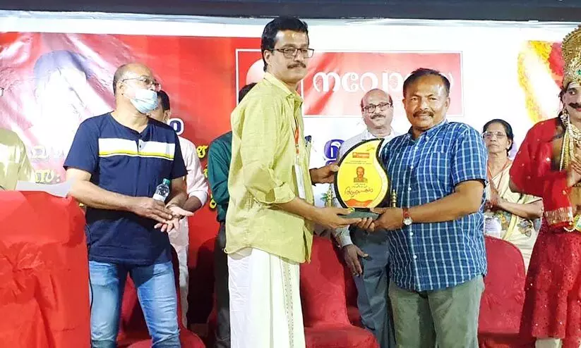 റി​യാ​ദ് ന​വോ​ദ​യ സ​ഹീ​റി​ന് യാ​ത്ര​യ​യ​പ്പ് ന​ൽ​കി