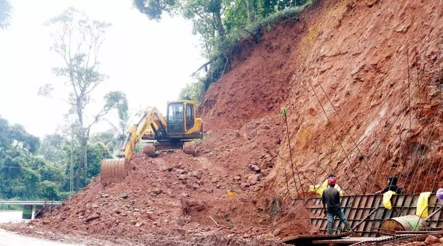 ലക്കിടി വളവിലെ മണ്ണ് നീക്കി ഭിത്തി നിർമാണം തുടങ്ങി; മ​ണ്ണ് നി​ക്ഷേ​പി​ക്കു​ന്ന​തി​ൽ ത​ർ​ക്കം