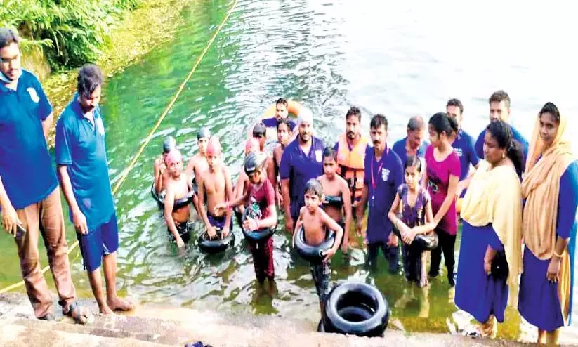 കു​ട്ടി​ക​ൾ​ക്ക്​ നീ​ന്ത​ൽ പ​രി​ശീ​ല​ന​വു​മാ​യി ട്രോ​മ​കെ​യ​ർ