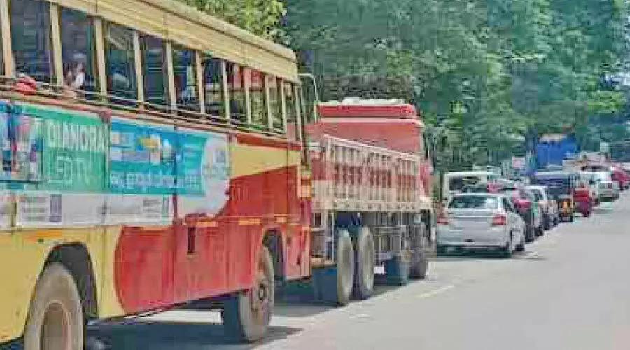 വാ​ഹ​ന​വ​കു​പ്പി​െൻറ പ​രി​ശോ​ധ​ന; ഗ​താ​ഗ​ത​ക്കു​രു​ക്കി​ൽ വ​ല​ഞ്ഞ് ജ​നം