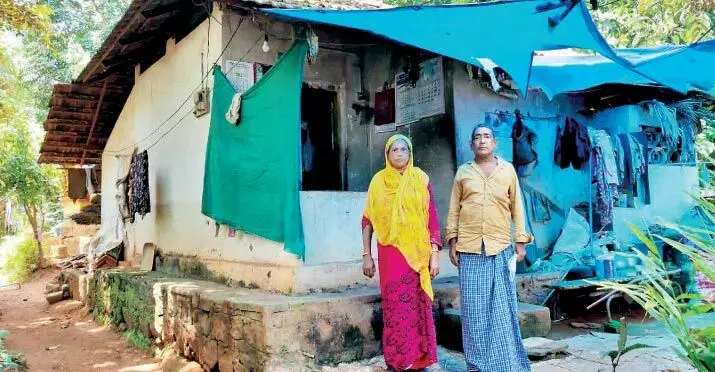 അ​ധി​കൃ​ത​ർ വാ​തി​ൽ കൊ​ട്ടി​യ​ട​ച്ചു; ദു​രി​ത​ക്കൂ​ര​യി​ൽ​നി​ന്ന്​ മോ​ച​ന​മി​ല്ലാ​തെ ഇ​ബ്രാ​ഹീ​മും കു​ടും​ബ​വും