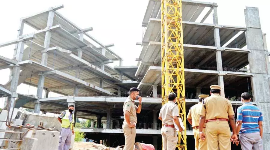 നിർമാണത്തിനിടെ അപകടം തുടർക്കഥ ; നാ​ലു ദി​വ​സ​ത്തി​നി​ടെ പൊ​ലി​ഞ്ഞ​ത് നാലു ജീവൻ