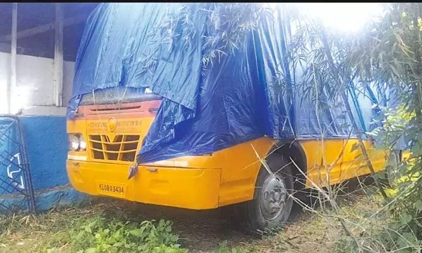 സ്കൂ​ൾ ബ​സു​ക​ൾ തു​രു​മ്പെ​ടു​ത്തു; നി​ര​ത്തി​ലി​റ​ക്കാ​ൻ അ​റ്റ​കു​റ്റ​പ്പ​ണി ന​ട​ത്ത​ണം