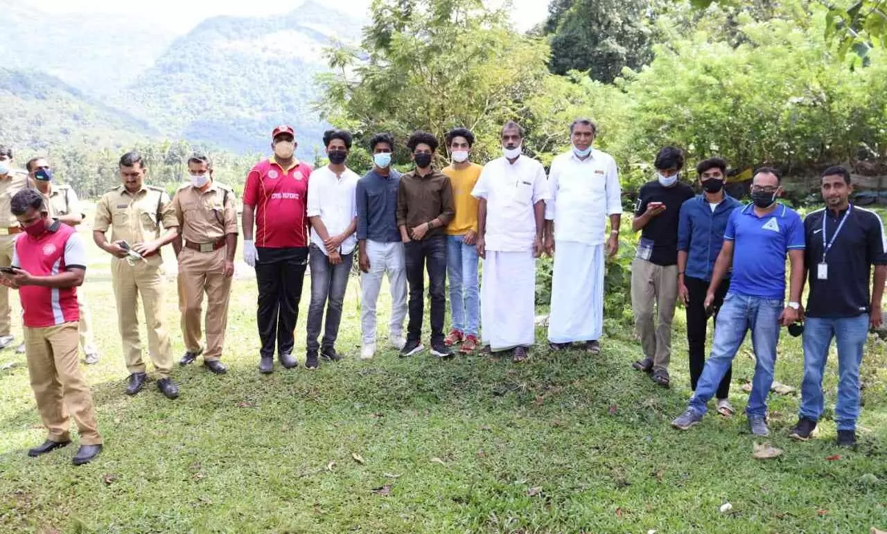 പുഴയിൽ വീണ നാലംഗ കുടും​ബത്തെ രക്ഷിച്ച വിദ്യാർഥികൾക്ക്​ അഭിനന്ദന പ്രവാഹം