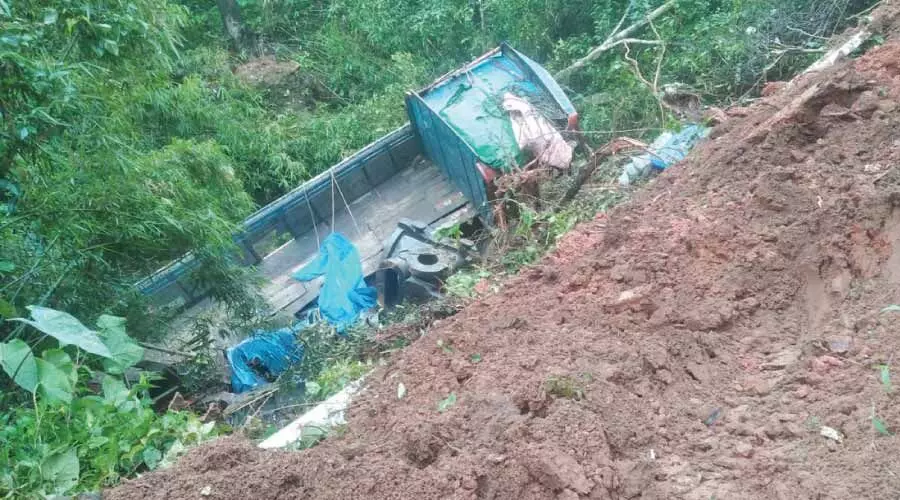 ചരക്കുലോറി പുഴയിലേക്ക് മറിഞ്ഞു