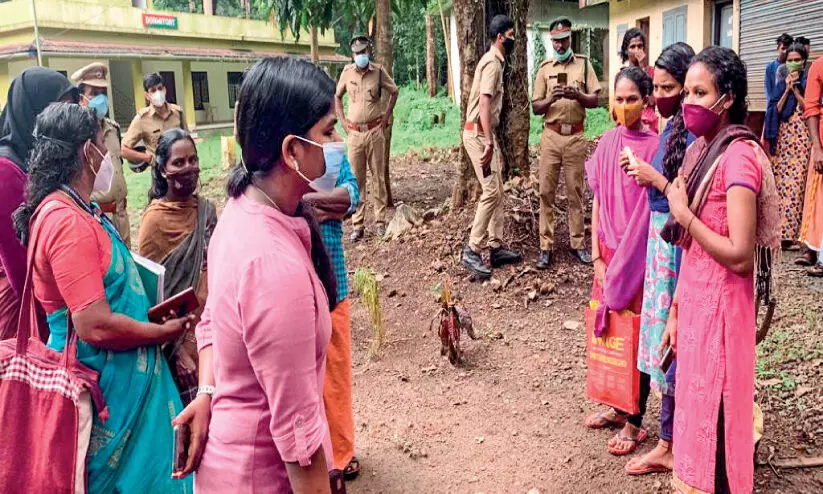 ആ​ദി​വാ​സി​ക​ളു​ടെ പ്രാ​ഥ​മി​കാ​വ​ശ്യ​ങ്ങ​ള്‍ അ​ടി​യ​ന്ത​ര​മാ​യി പ​രി​ഹ​രി​ക്കും –സ​ബ് ക​ല​ക്ട​ര്‍