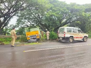 പന്താവൂർ പാലത്തിൽ മിനിലോറി ഇടിച്ചു: രണ്ടുപേർക്ക് പരിക്ക്