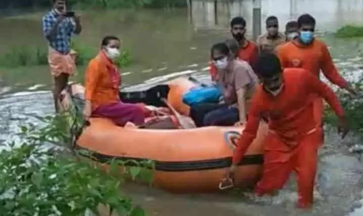 വീടിനുള്ളിൽ ഒറ്റപ്പെട്ട കുടുംബത്തെ ഫയർഫോഴ്സെത്തി രക്ഷപ്പെടുത്തി