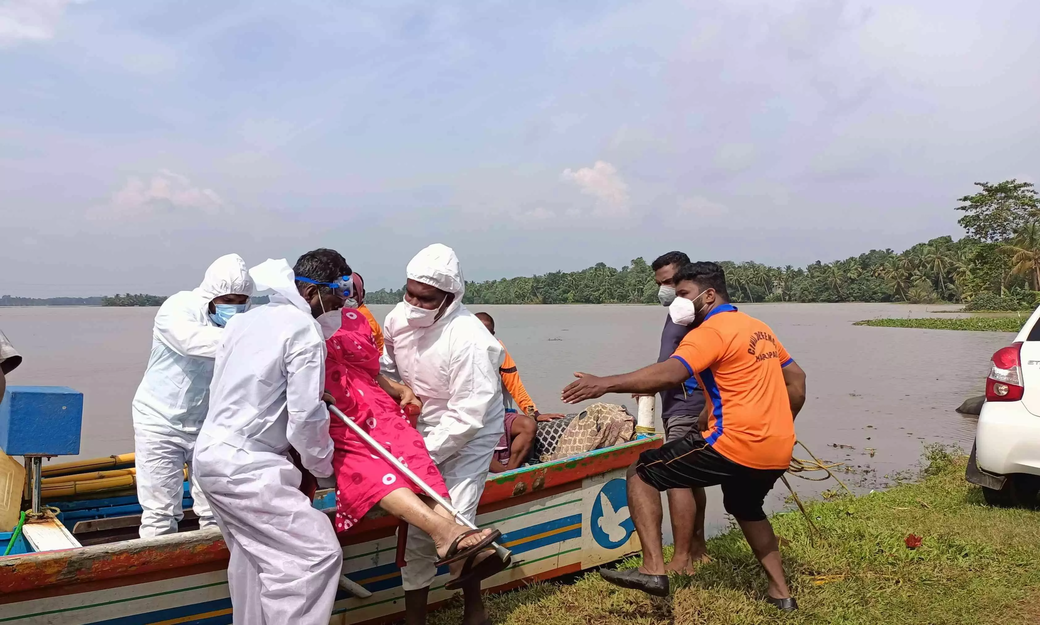 കോവിഡ് രോഗിക്കും കുടുംബത്തിനും രക്ഷകരായി സന്നദ്ധ പ്രവർത്തകർ