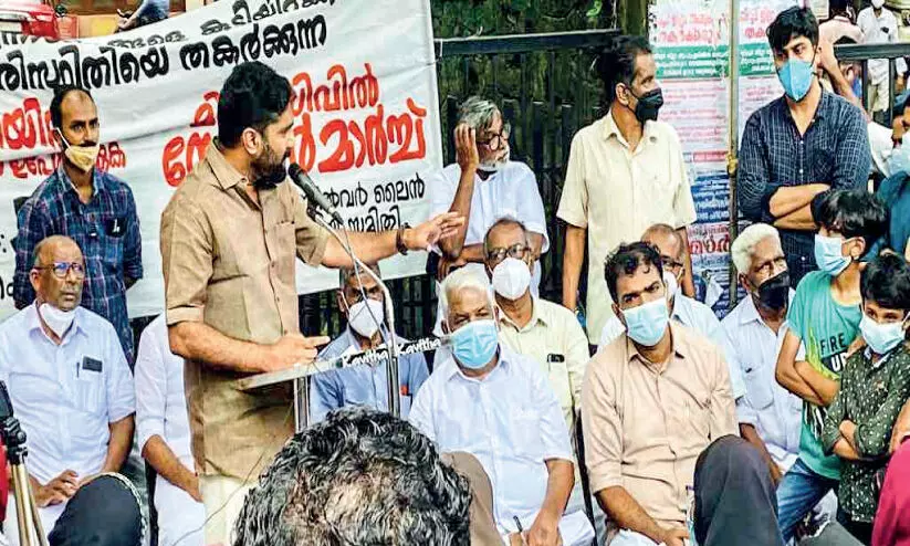 കെ ​റെ​യി​ൽ പ​ദ്ധ​തി കേ​ര​ള​ത്തെ ത​ക​ർ​ക്കും –വി.​ടി. ബ​ൽ​റാം