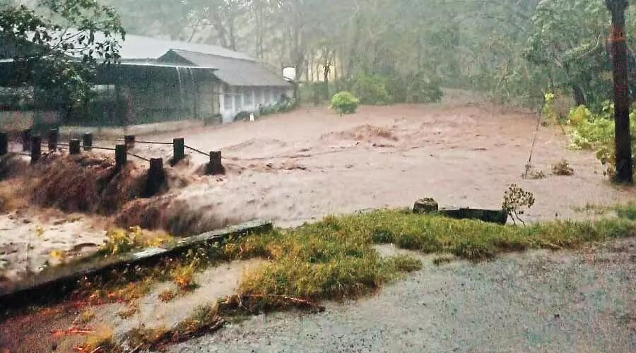 ചിമ്മിനി എച്ചിപ്പാറയില്‍ മലവെള്ളപ്പാച്ചില്‍;