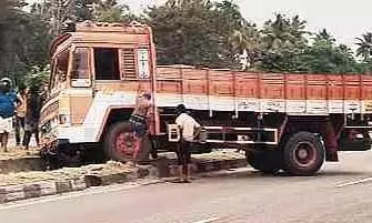 ചരക്കു ലോറി ഡിവൈഡറിലേക്ക് ഇടിച്ചു കയറി