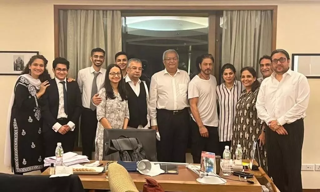 Relieved Shah Rukh Khan seen with Pooja Dadlani and his legal team. First pics