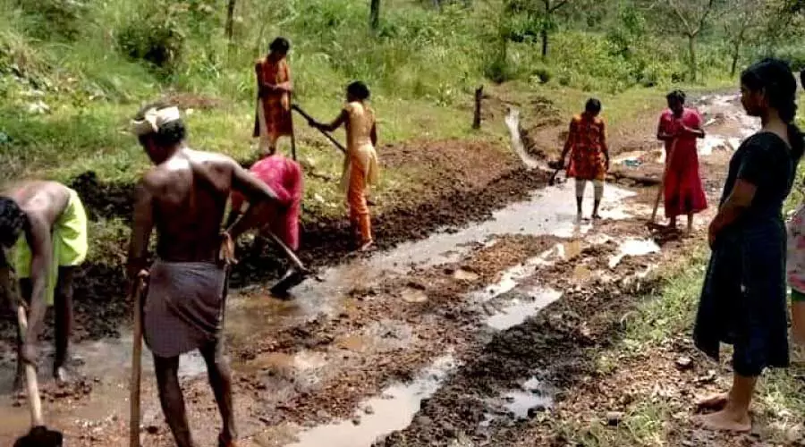 വ​ന​ത്തി​ലെ ഉ​രു​ൾ​പൊ​ട്ട​ൽ; ആ​ദി​വാ​സി  കേ​ന്ദ്ര​ങ്ങ​ളി​ലേ​ക്കു​ള്ള റോ​ഡു​ക​ള്‍ ത​ക​ര്‍ന്നു