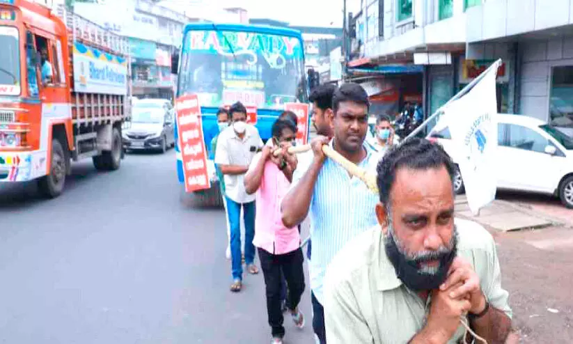 ഇന്ധന വിലവർധനയിൽ സ്വകാര്യ ബസ്​ ഉടമകളുടെ പ്രതിഷേധം