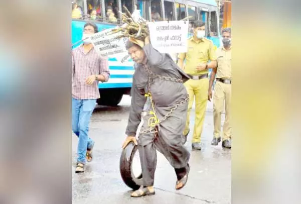 ഇന്ധന വിലവർധന: ഒറ്റയാൾ സമരവുമായി തങ്കച്ചൻ