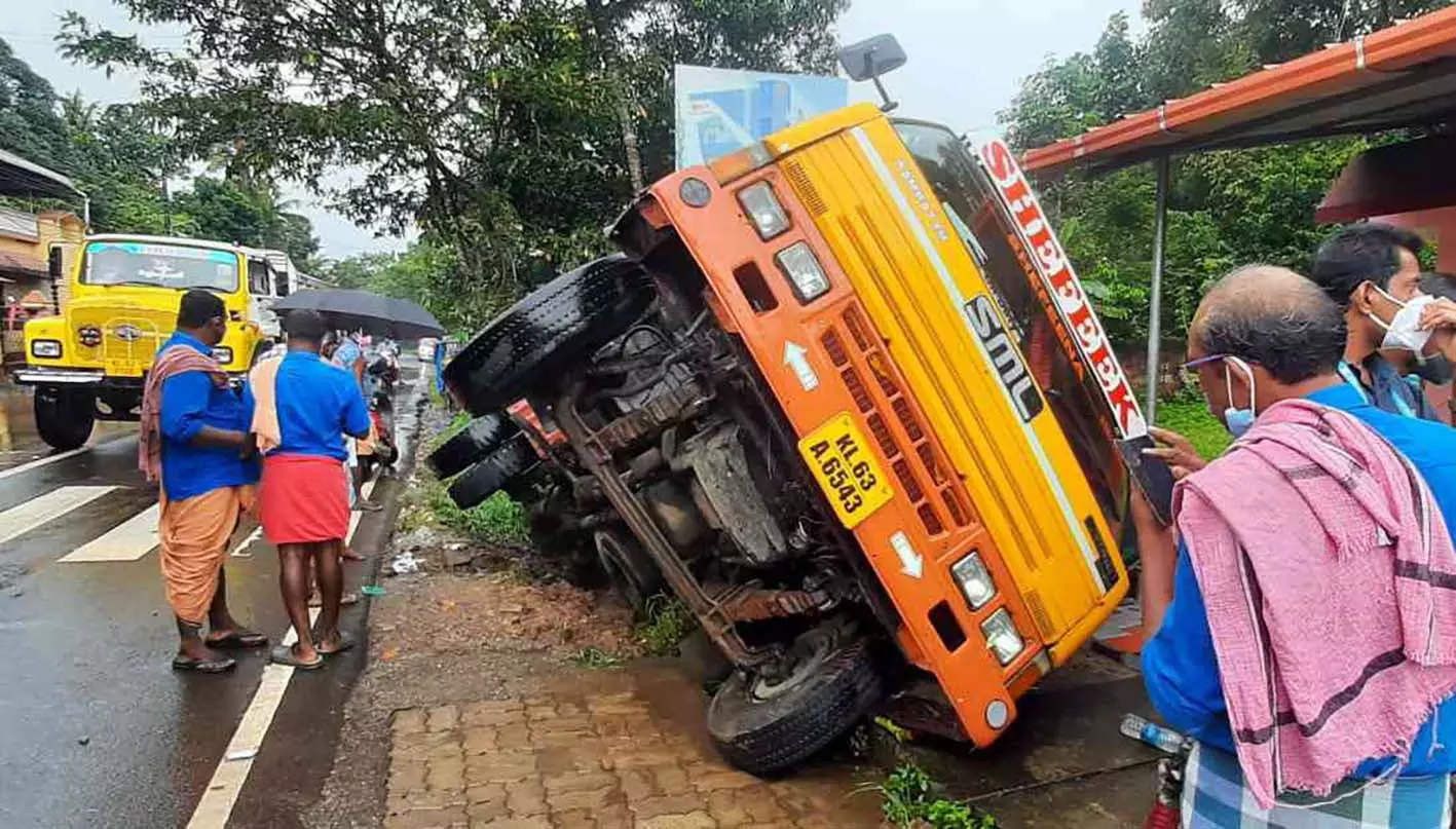 വിദേശമദ്യവുമായെത്തിയ ലോറി മറിഞ്ഞു