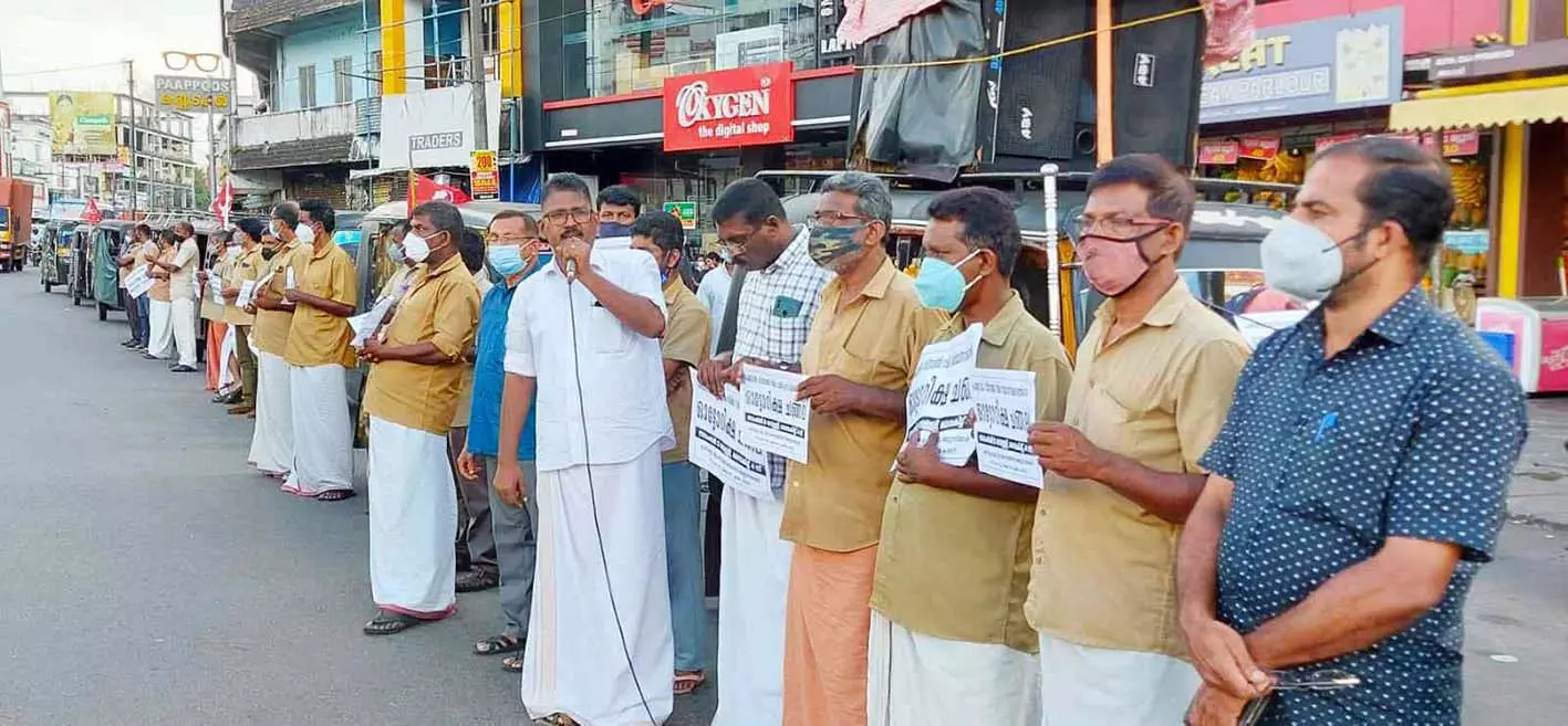 ഇന്ധന വില വർധന.  ഓട്ടോ തൊഴിലാളികൾ ഓട്ടോ ചങ്ങല സംഘടിപ്പിച്ചു