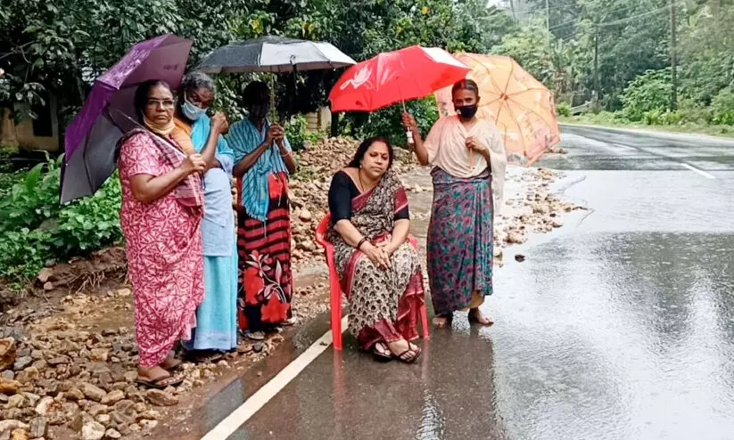 ഓട വൃത്തിയാക്കാൻ നടപടിയില്ല, പെരുമഴയത്ത്​ ശ്രീദേവിയുടെ സമരം