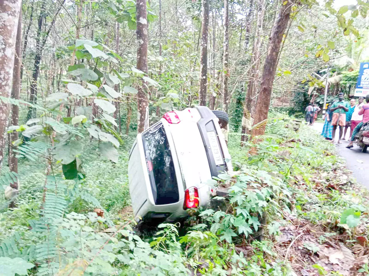 നിയന്ത്രണംവിട്ട കാർ മറിഞ്ഞു