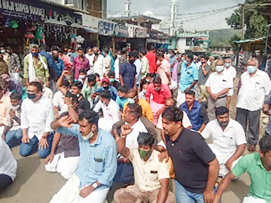 കാട്ടാനശല്യം: പാടന്തറയിൽ ജനങ്ങൾ റോഡ് ഉപരോധിച്ചു