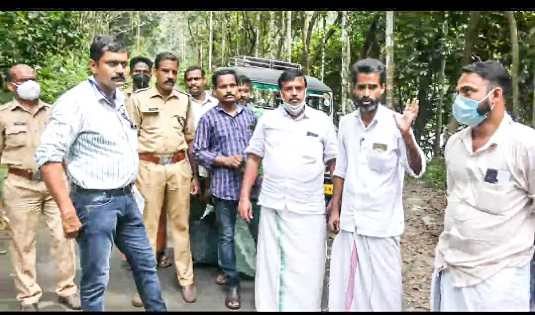 പാറ ഉരുണ്ട സംഭവം: കൂമ്പാറയിൽ കരിങ്കൽ ഖനനത്തിനെതിരെ പ്രതിഷേധമുയരുന്നു പരിസ്ഥിതി ലോല പ്രദേശത്ത് പ്രവർത്തിക്കുന്നത് 12 ഓളം ക്വാറികൾ * ആനക്കല്ലുംപാറ ക്വാറിക്കെതിരെ പഞ്ചായത്ത് സെക്രട്ടറിക്ക് പരാതി