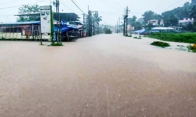 പേ​മാ​രി​യി​ൽ മു​ങ്ങി നാട്​; പു​ന​ലൂ​ർ പ​ട്ട​ണ​മ​ട​ക്കം വീ​ണ്ടും വെ​ള്ള​ത്തി​ൽ