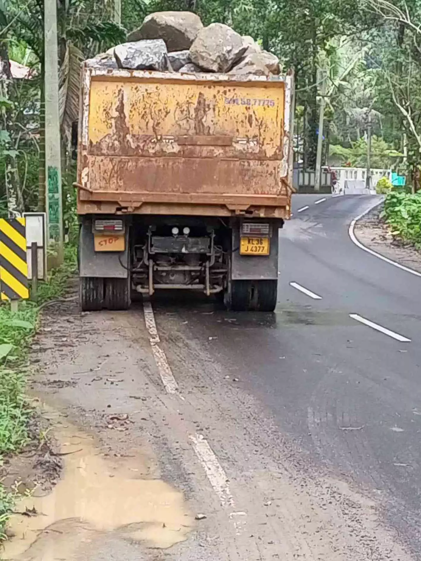 മല്ലപ്പള്ളിയിൽ അനധികൃതമായി പാറയും മണ്ണും കടത്തുന്നു