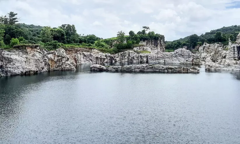 അ​ണ​ക്കെ​ട്ടാ​യി കു​ട​വ​ട്ടൂ​രി​ലെ പാ​റ​മ​ട; ഭ​യ​പ്പാ​ടി​ൽ ഗ്രാ​മം