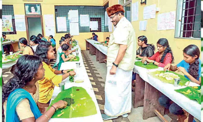 ആ​ദി​വാ​സി വി​ദ്യാ​ർ​ഥി​ക​ളു​ടെ ഹോ​സ്​​റ്റ​ൽ എം.​പി. അ​ബ്​​ദു​സ​മ​ദ് സ​മ​ദാ​നി എം.​പി സ​ന്ദ​ർ​ശി​ച്ചു