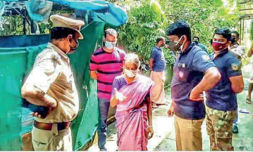 വേ​ങ്ങ​ര​യി​ൽ മു​ഖംമൂ​ടി ആ​ക്ര​മ​ണം; ആ​ഭ​ര​ണം ക​വ​ർ​ന്നു