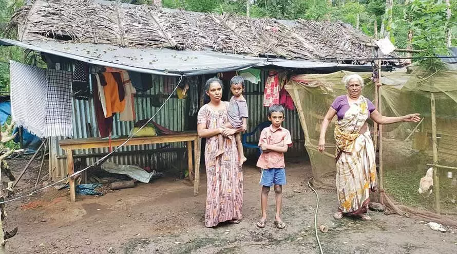 ചോ​ർ​ന്നൊ​ലി​ക്കു​ന്ന കൂ​ര​യി​ൽ ദൈ​ന്യ​ത​ക​ൾ​ക്കൊ​പ്പം ഒ​രു കു​ടും​ബം