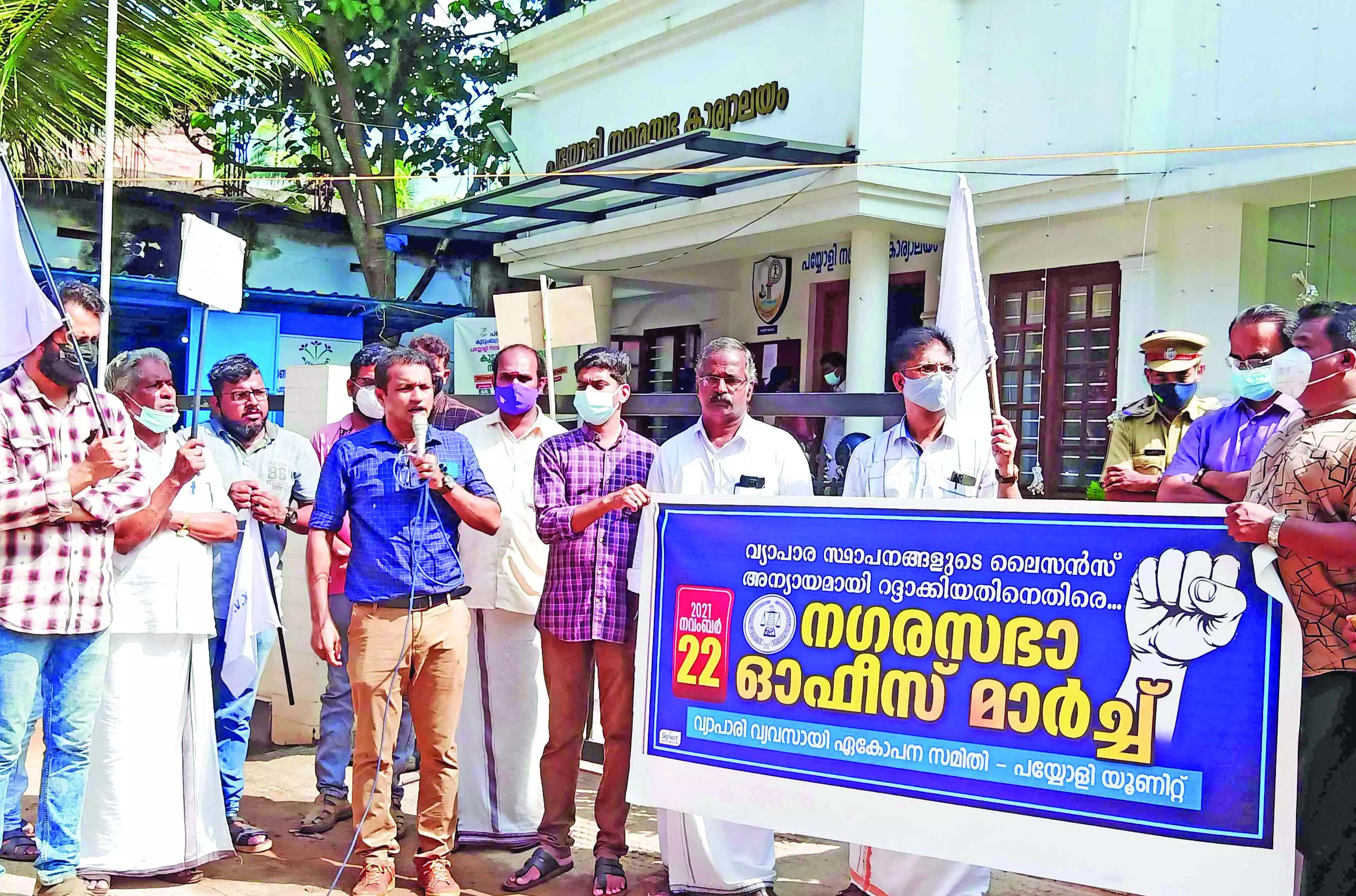 േദശീയപാത വികസനം: വ്യാപാരികളുടെ ലൈസൻസ് റദ്ദാക്കിയ നടപടി; നഗരസഭ മാർച്ചിൽ പ്രതിഷേധമിരമ്പി