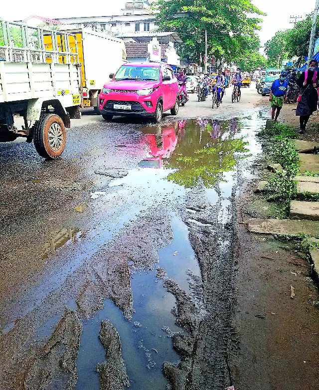 റോഡിൽ മലിനജലം വിദ്യാർത്ഥികൾക്ക് ദുരിതയാത്ര