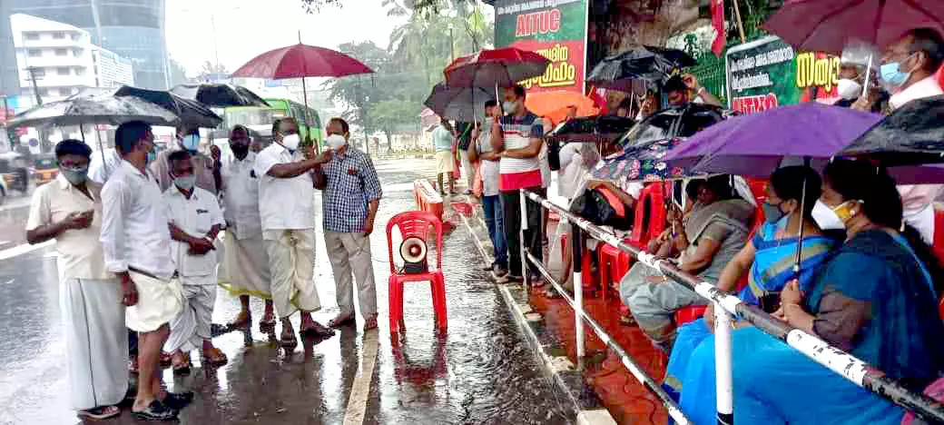 മഴയത്തും ചോരാത്ത സമരവീര്യം